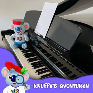 De komende dagen neem ik je mee in de wereld van… muziekinstrumenten! Dit hier is de piano. Daarmee kan je liedjes spelen maar ook zelf liedjes bedenken! Dat is cool! Je kunt met je vingers de witte en zwarte toetsen indrukken en dan komt er vanzelf een geluidje. Probeer het maar eens!

Ik heb al best leuke liedjes gemaakt met de piano. Bijvoorbeeld ‘De Pot Op’ en ‘Moe en Naar Bed’. Luister maar eens op YouTube.

Knuffel van Knuffy!