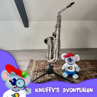 De komende dagen neem ik je mee in de wereld van…. Muziekinstrumenten! Dit hier is een saxofoon. De saxofoon kan hele harde geluiden maken door er in te blazen en op de knopjes te drukken.

Ik heb nog geen liedje gemaakt met een saxofoon maar het lijkt mij wel super cool! Kan jouw papa of mama saxofoon spelen? Stuur jij mij een stoere muziek foto?

Knuffel van Knuffy!