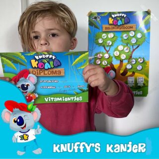 Wauw! Deze kanjer heeft zijn Vitamientjes diploma gekregen! Dat betekent dat alle takken van de Beloningsboom helemaal vol zitten met stickers. Knuffy is super trots!

Heb jij zelf ook een leuke foto van jouw kindje met een Knuffy poster of misschien zelfs wel met het diploma.. stuur ‘m gerust door, dan zetten we ook jouw topper in het zonnetje!