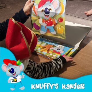 Kijk nou wat leuk! Deze kanjer krijgt de Knuffy Koala beloningsbox van Sinterklaas! We kregen van zijn mama te horen dat hij elke dag de video’s van Knuffy kijkt en heel blij is met alle stoere stickers en posters!

Veel plezier!!